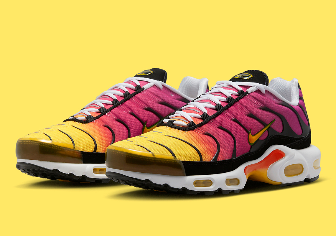 Sự pha trộn giữa đỏ và vàng làm sáng lên chiếc Nike Air Max Plus này