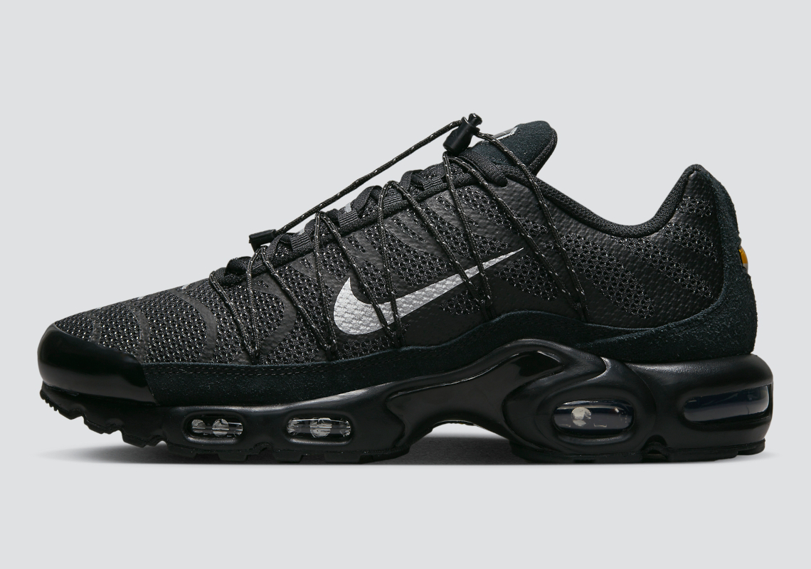Sự trở lại của Nike Air Max Plus với màu đen toàn bộ đôi giày - 1