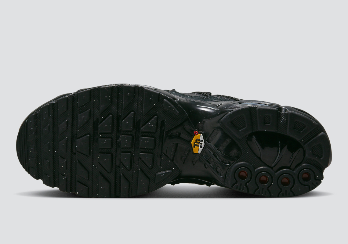 Sự trở lại của Nike Air Max Plus với màu đen toàn bộ đôi giày - 6