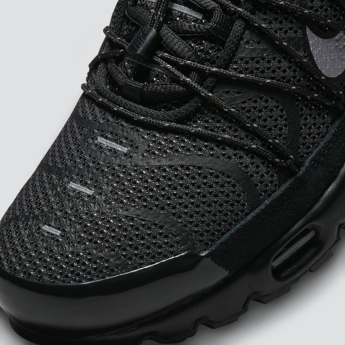 Sự trở lại của Nike Air Max Plus với màu đen toàn bộ đôi giày - 7