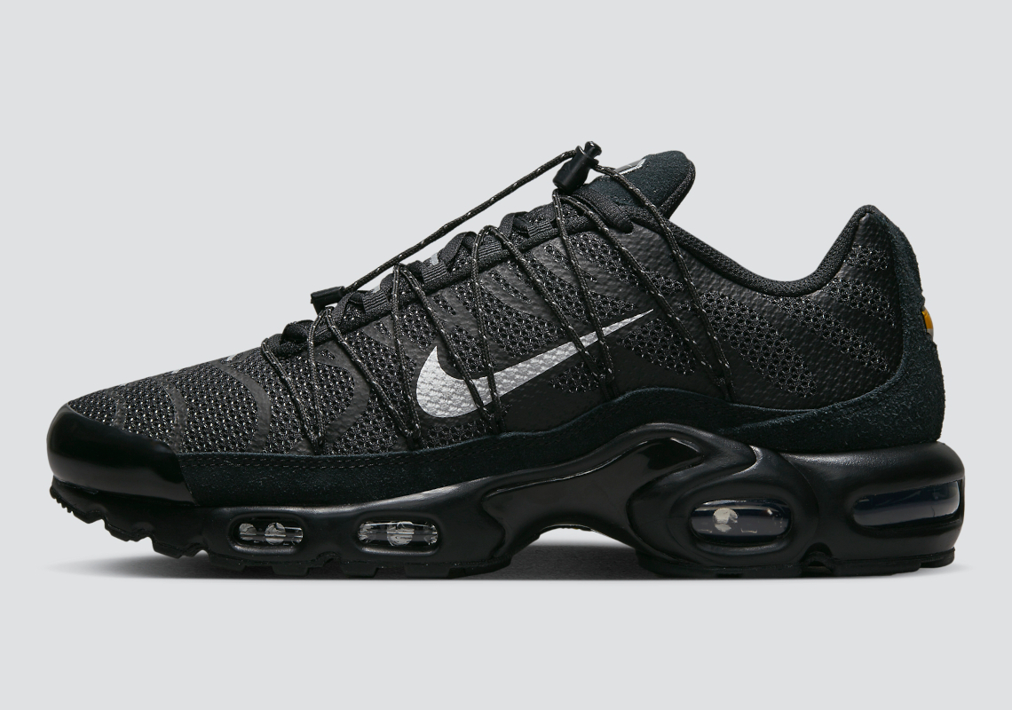 Sự trở lại của Nike Air Max Plus với màu đen toàn bộ đôi giày