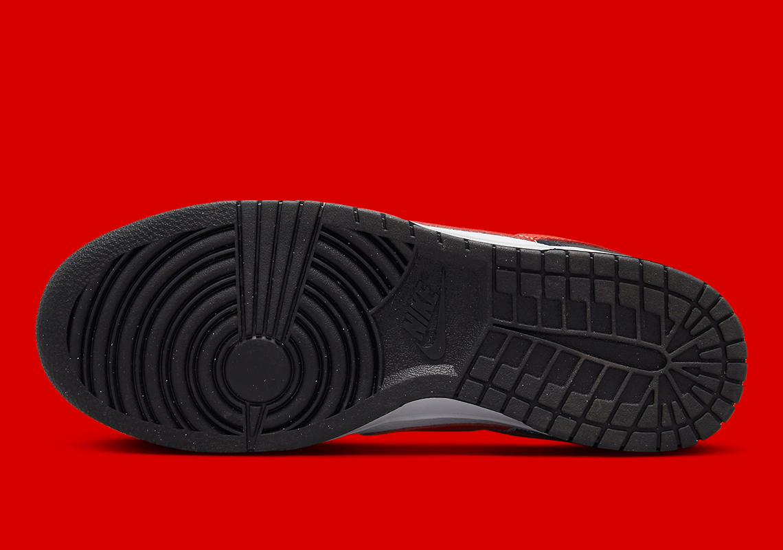 The Nike Dunk Low Panda xuất hiện với logo màu đỏ - 6