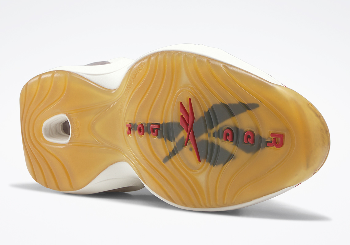 Thêm chút phong cách cổ điển với màu đỏ tươi trên giày Reebok Question. - 4