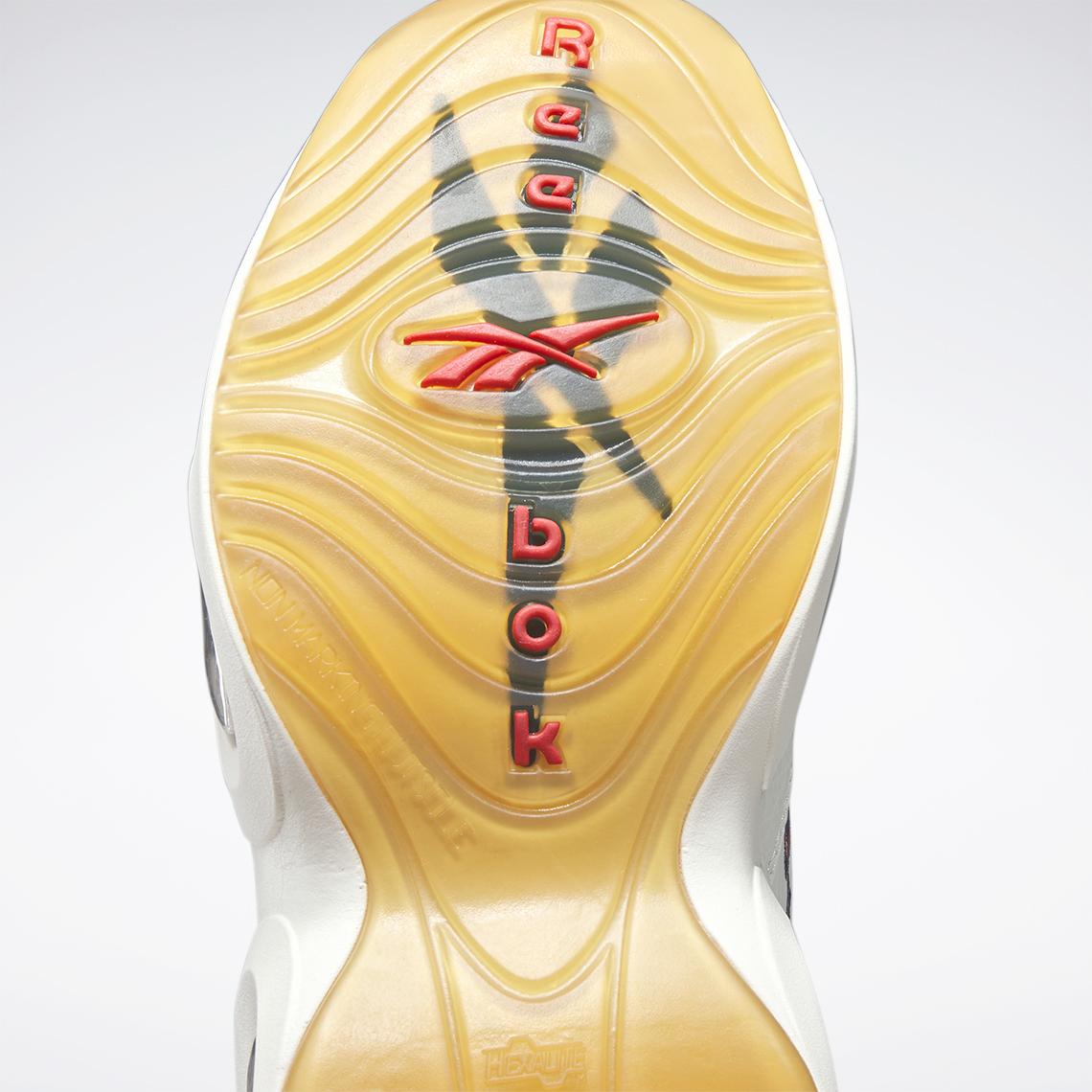 Thêm chút phong cách cổ điển với màu đỏ tươi trên giày Reebok Question. - 5