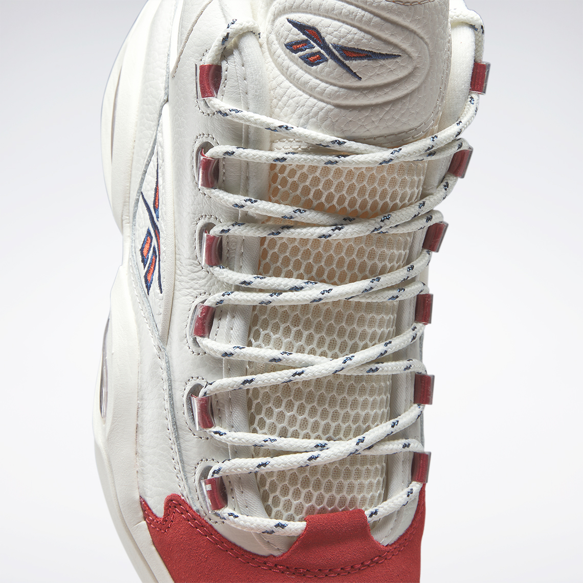 Thêm chút phong cách cổ điển với màu đỏ tươi trên giày Reebok Question. - 6