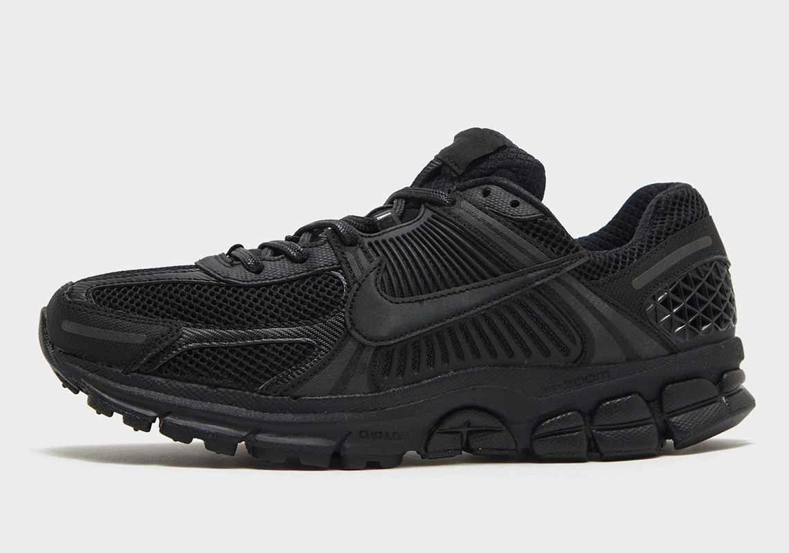 Thêm một màu Triple Black cho Nike Zoom Vomero 5 vào danh mục sản phẩm. - 2