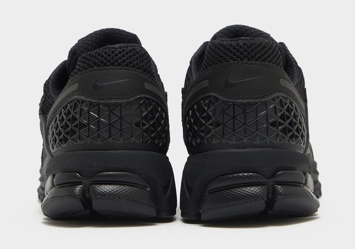 Thêm một màu Triple Black cho Nike Zoom Vomero 5 vào danh mục sản phẩm. - 4