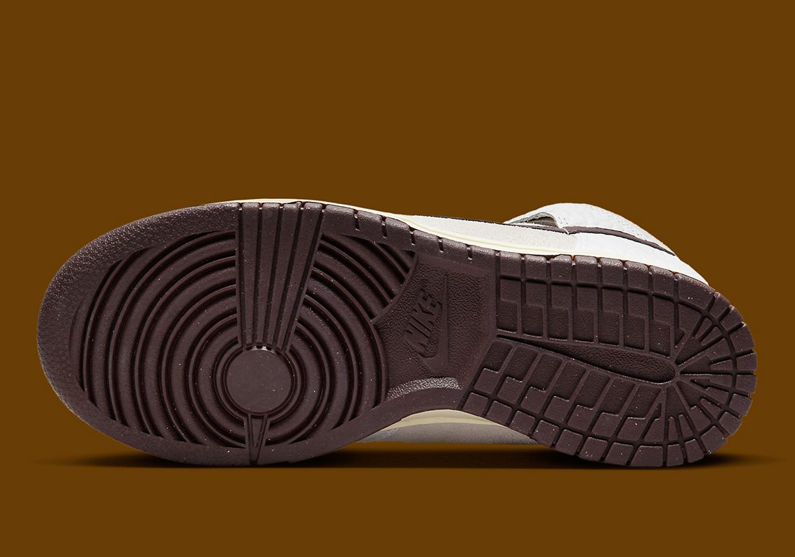 Tông màu cổ điển được phối cho đôi giày nữ Nike Dunk High này - 6