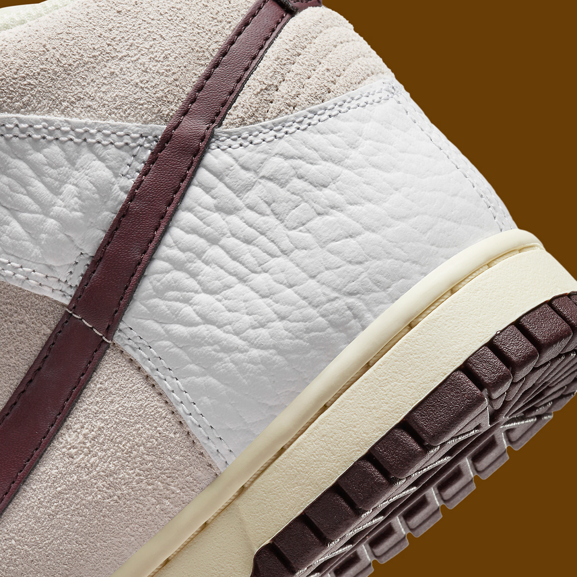 Tông màu cổ điển được phối cho đôi giày nữ Nike Dunk High này - 7