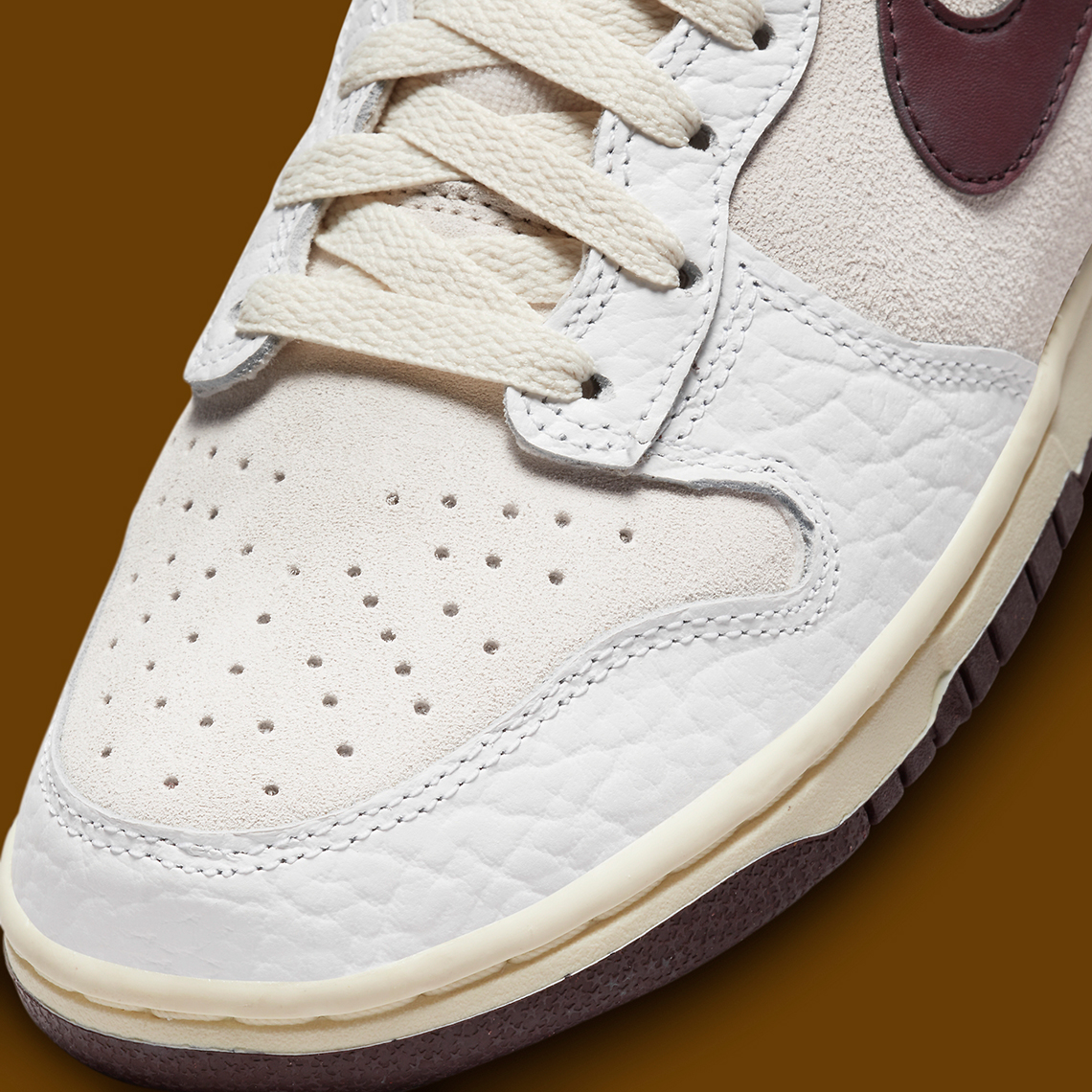 Tông màu cổ điển được phối cho đôi giày nữ Nike Dunk High này - 8