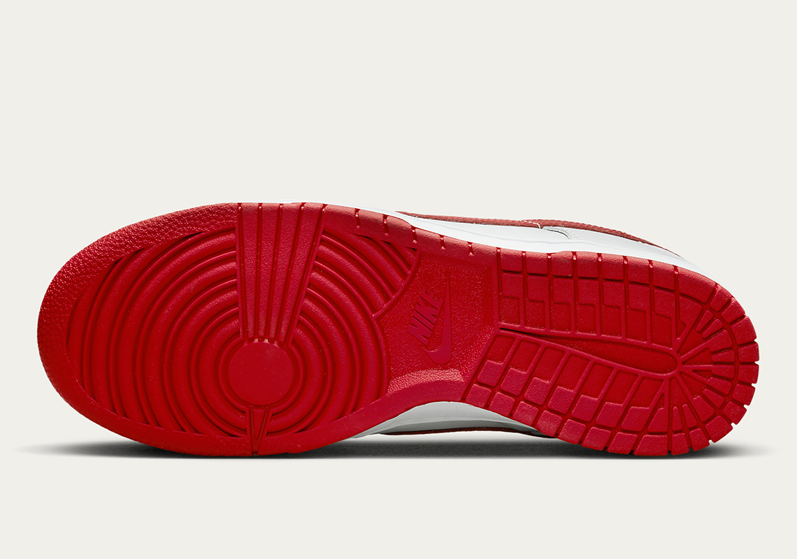 Trang phục kết hợp giữa xương và màu đỏ của Nike Dunk Low - 5