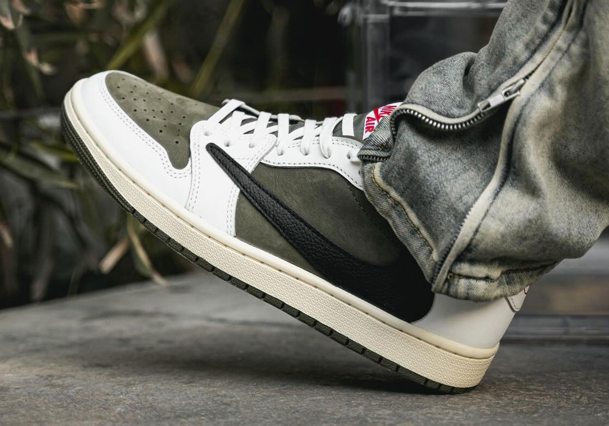 Travis Scott x Air Jordan 1 Low OG SP Olive: Nhìn đầu tiên - 1