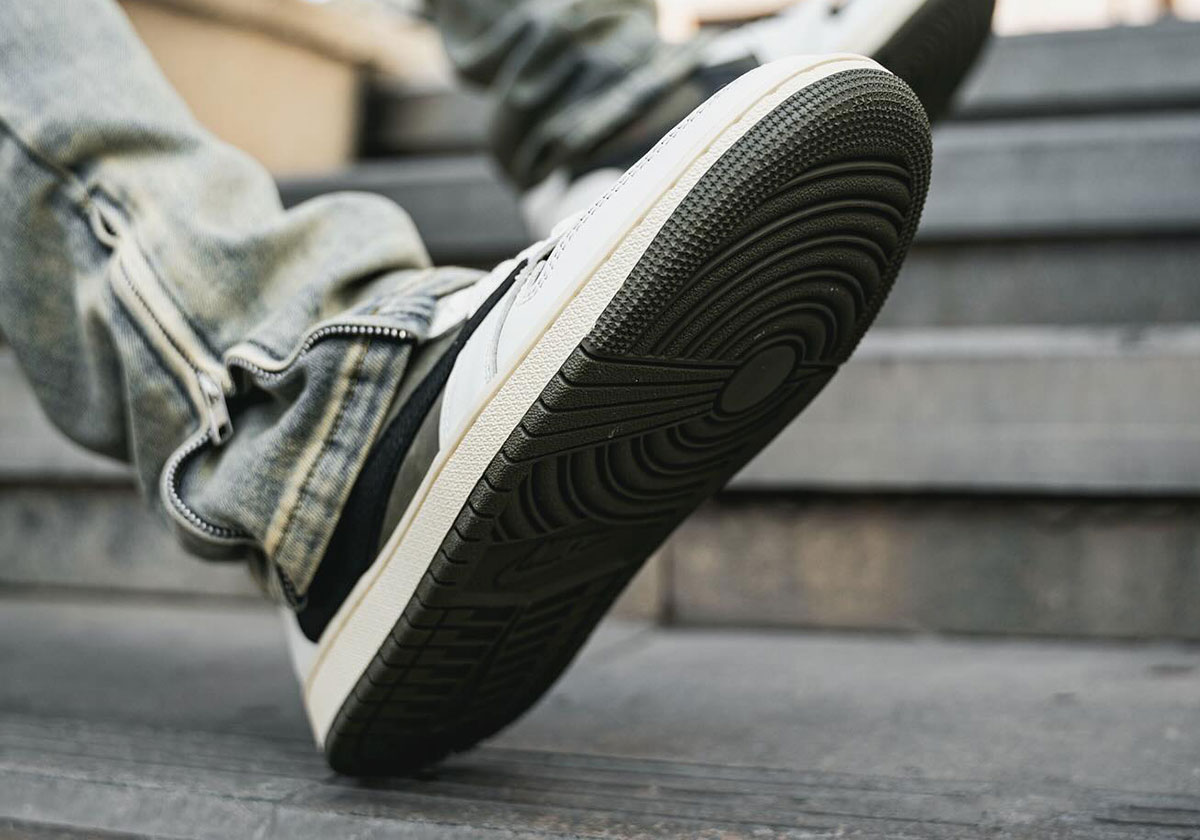 Travis Scott x Air Jordan 1 Low OG SP Olive: Nhìn đầu tiên - 4
