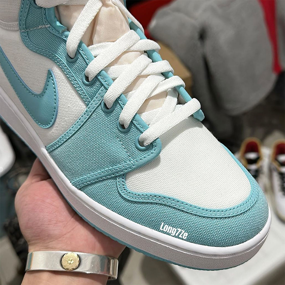 Trong phiên bản Air Jordan 1 sắp ra mắt này, màu xanh lam nhạt sẽ được sử dụng - 5