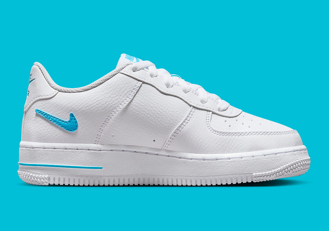 Từ vựng:Cut-out: đục lỗ, cắt lỗAesthetic: thẩm mỹ Nike Air Force 1 Low Aquatone với thiết kế mới lạ đục lỗ. - 3