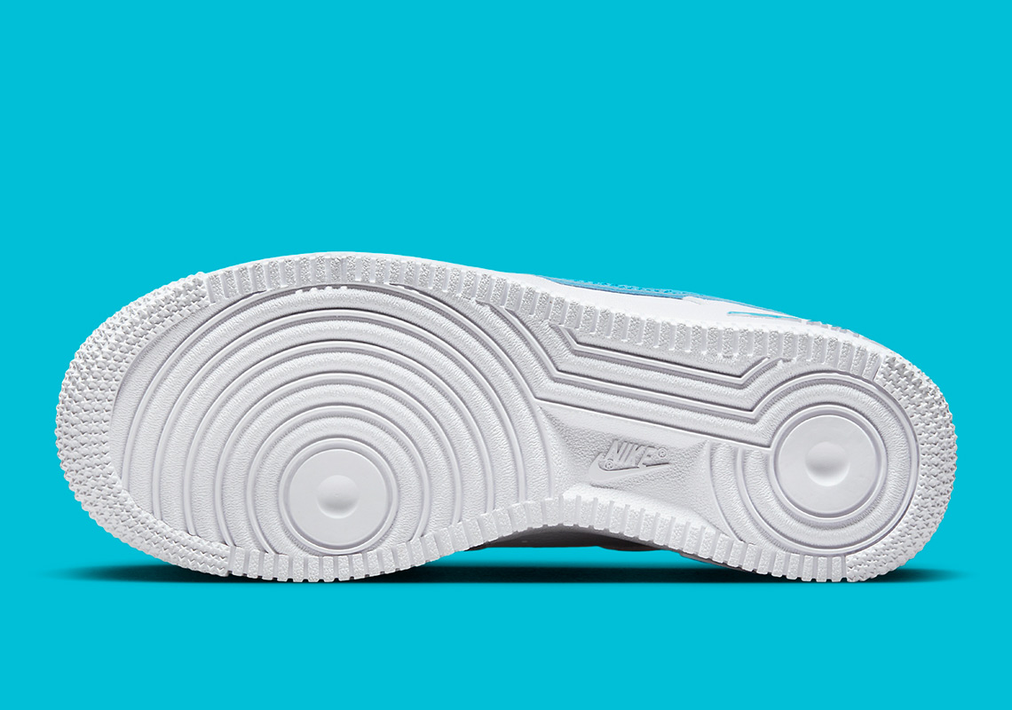 Từ vựng:Cut-out: đục lỗ, cắt lỗAesthetic: thẩm mỹ Nike Air Force 1 Low Aquatone với thiết kế mới lạ đục lỗ. - 5