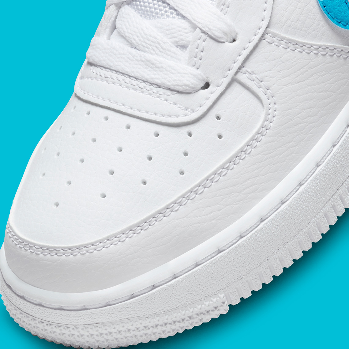 Từ vựng:Cut-out: đục lỗ, cắt lỗAesthetic: thẩm mỹ Nike Air Force 1 Low Aquatone với thiết kế mới lạ đục lỗ. - 8