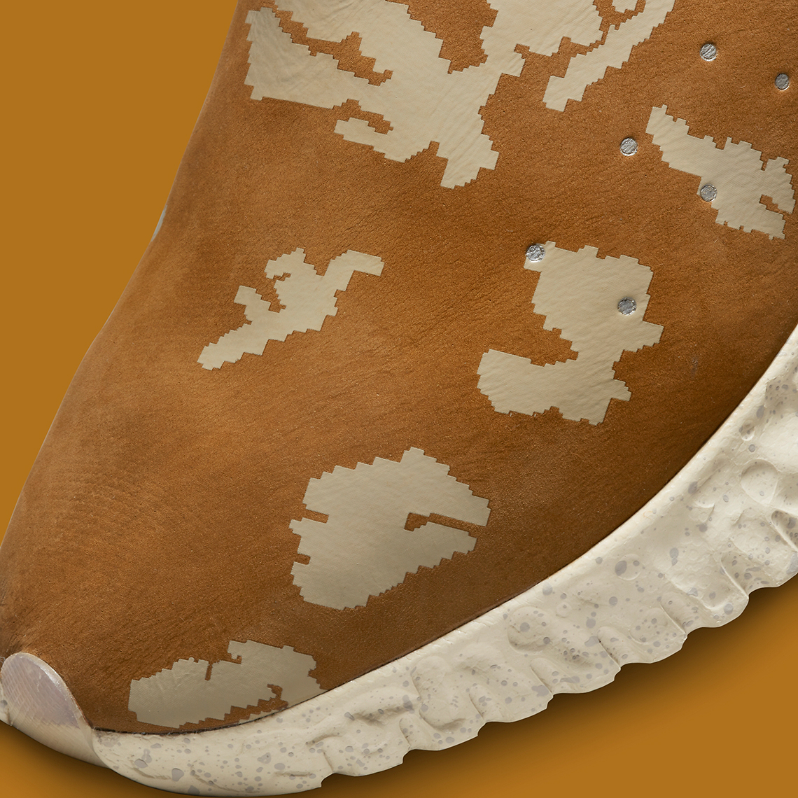 Undercover mang đến họa tiết bò nâu hiện đại cho Nike Moc Flow - 4