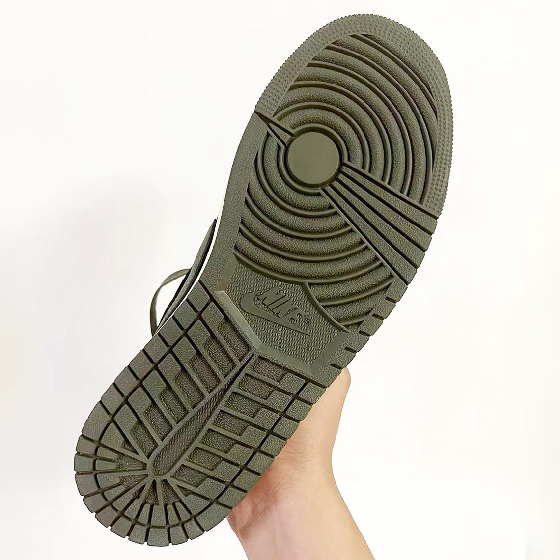 WMNS Exclusive Travis Scott x Air Jordan 1 Low OG Olive dự kiến sẽ phát hành mùa xuân năm 2023 - 5